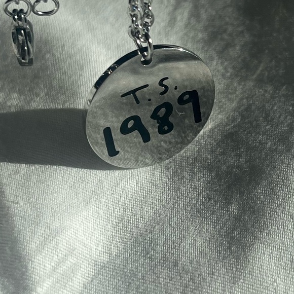 💛 Taylor Swift Fan Inspired 1989 Necklace - Silver - NWT - Picture 9 of 10